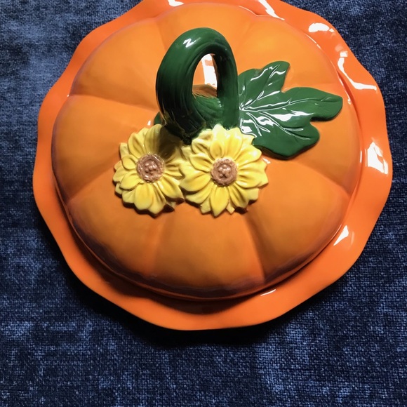 Envogue Other - Pumpkin Sunflower pie plate with top